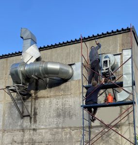 Очистка вентилятора жирового воздуховода на фасаде здания